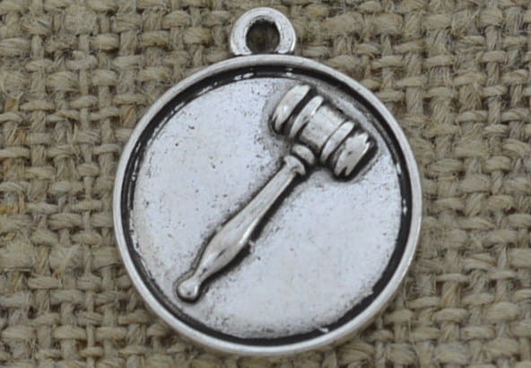 Zawieszka mała młotek sędziowski kolor srebrny