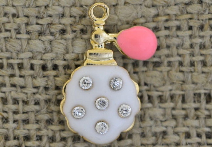 70727 Zawieszka emaliowana flakonik perfum w kolorze białym