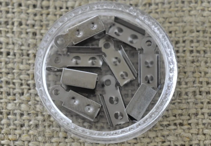 [571136] Końcówka sznurka w kolorze srebrnym 12*4,5mm 30szt