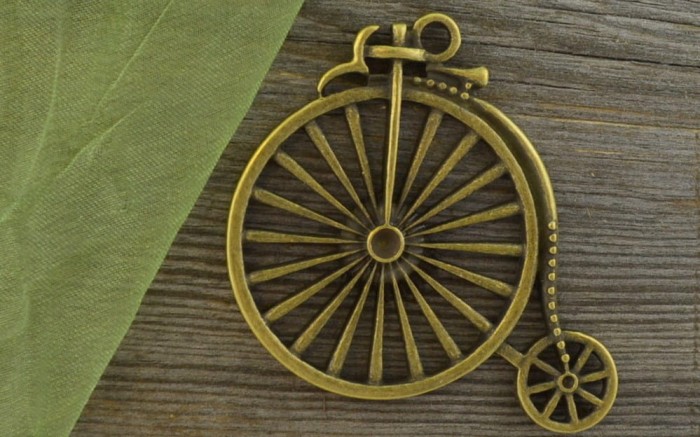 10809 Zawieszka duża rower bicykl w kolorze brązu