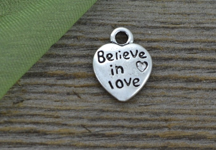 307190 Zawieszka mała serduszko z napisem Belive in love w kolorze srebrnym