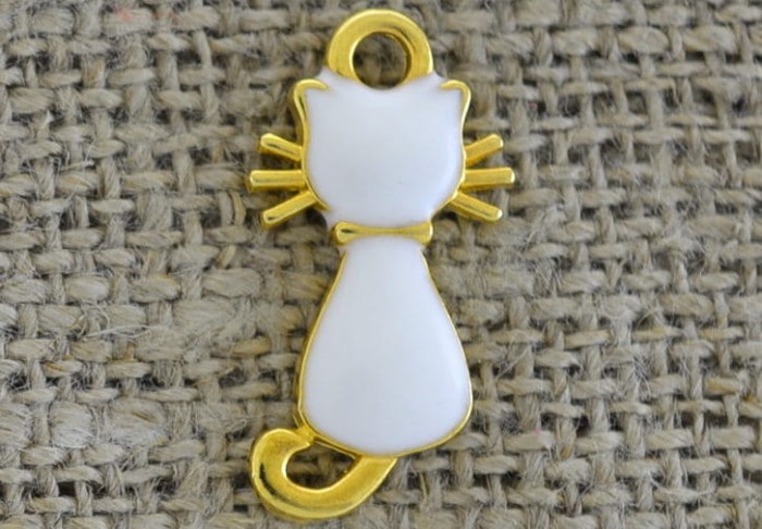 70729 Zawieszka emaliowana kotek w kolorze białym