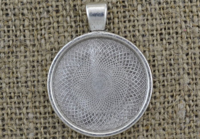 10120 Klasyczna baza medalionu w kolorze srebra na kaboszon 25mm