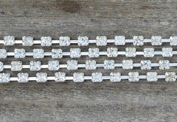 31121 Łańcuszek ozdobny z cyrkoniami 3mm w kolorze srebra 50cm