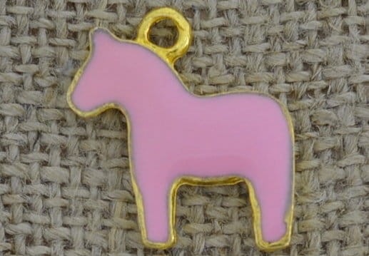 Zawieszka emaliowana konik w kolorze jasnoróżowym