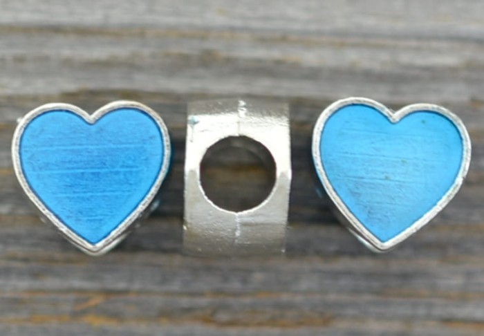 31249 Koralik modułowy serce w kolorze niebieskim