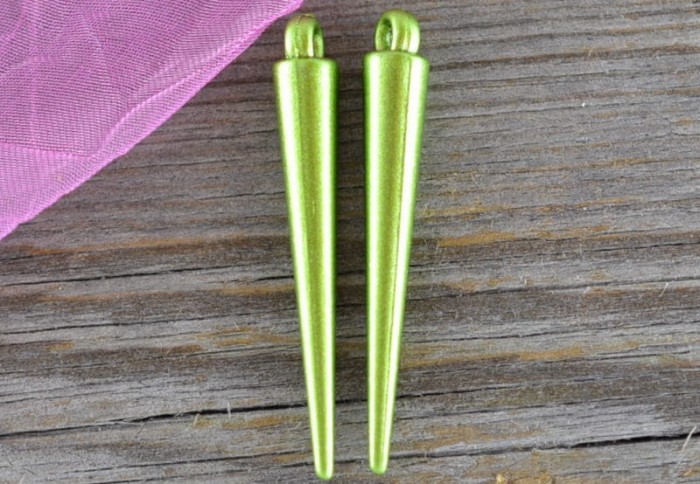  -0704 Zawieszka mała kolec w kolorze zielonym 10szt 