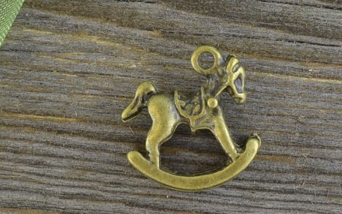 10737 Zawieszka mała konik na biegunach w kolorze brązu 2 szt