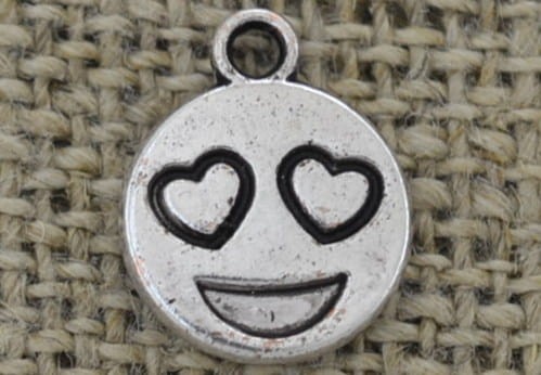 [307405] Zawieszka mała emotikon w kolorze srebrnym