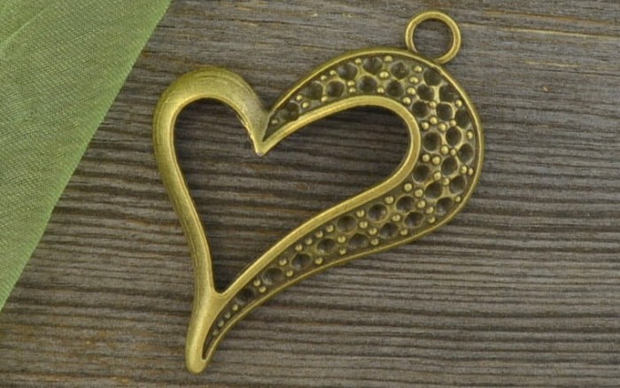 10802 Zawieszka duża serce z miejscami na cyrkonie w kolorze brązu