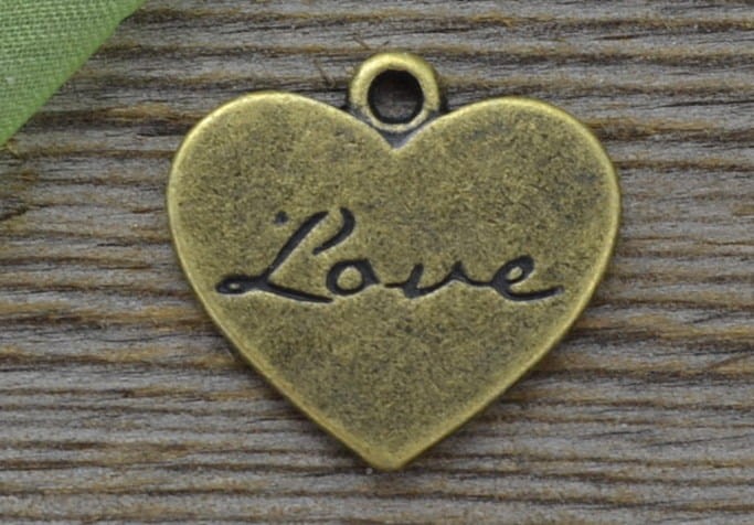 107237 Zawieszka mała w kształcie serduszka z napisem Love w kolorze brązu