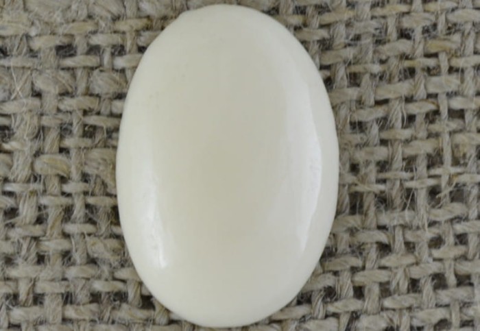 [04654] Kaboszon z żywicy 18*13mm kremowy 2szt