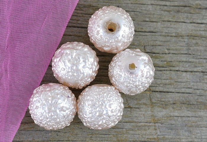 701189 Koralik szklany szroniony pudroworóżowy 10mm 5szt