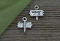 307204 Zawieszka mała drogowskaz camp w kolorze srebrnym