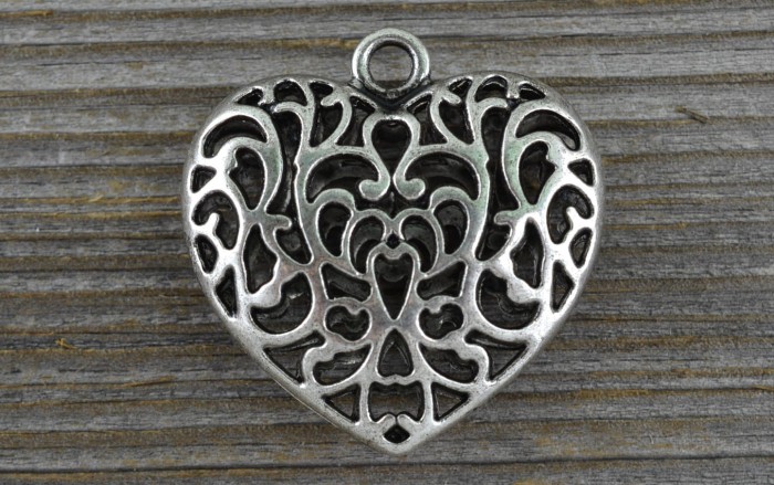 30801 Zawieszka duża serce ażurowe w kolorze srebra