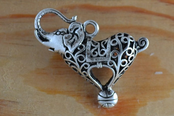  {30830} Zawieszka słoń ażurowy w kolorze starego srebra