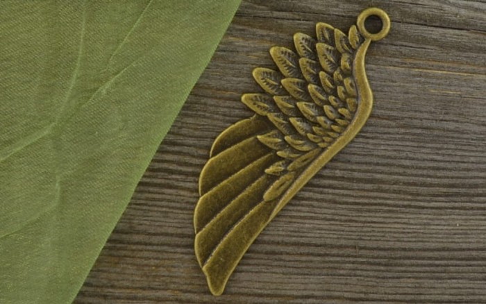 10815 Zawieszka duża skrzydło w kolorze brązu