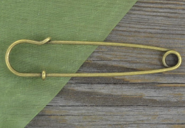  10222 Baza broszki agrafka z oczkami klasyczna w kolorze brązu