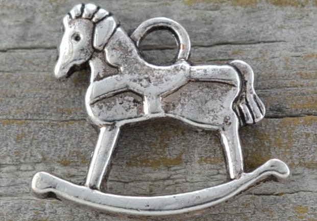 307353 Zawieszka mała konik na biegunach w kolorze srebra 2szt