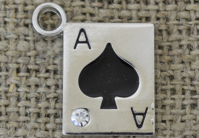 {307318} Zawieszka mała ze stali nierdzewnej As pik w kolorze srebrnym