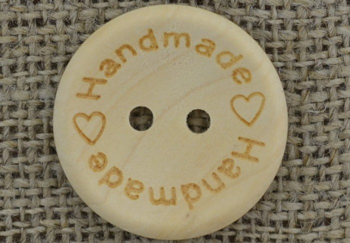 [87393] Guzik drewniany ozdobny "Hand made" beżowy