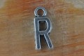 {30798} Zawieszka literki alfabetu w kolorze starego srebra "R" 4szt