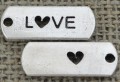 {307310} Zawieszka mała z napisem "LOVE" w kolorze srebrnym