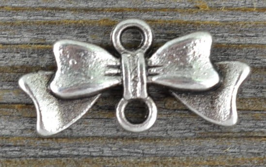 30704 Zawieszka mała kokardka w kolorze srebra 4 szt