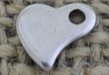 307334 Zawieszka mała serduszko ze stali nierdzewnej w kolorze srebrnym