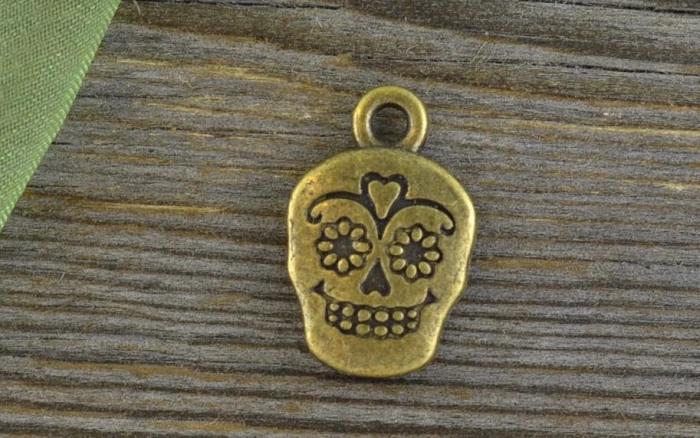 107110 Zawieszka mała czaszka w kolorze brązu 2szt