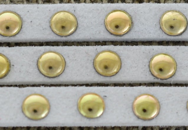 737102 Rzemień płaski z naklejonymi ćwiekami 6*1,5mm w kolorze białym 50cm
