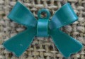 00725 Zawieszka mała kokardka w kolorze turkusowym