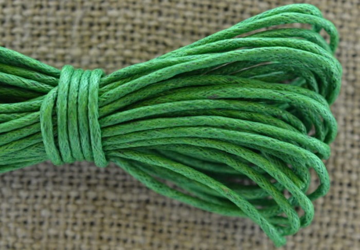 71799 Sznurek woskowany w kolorze soczystej zieleni 1,5mm 4 metry