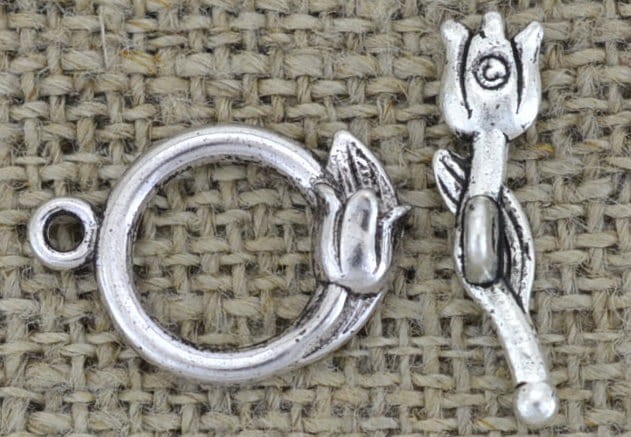 {31513} Zapięcie ozdobne przekładane tulipan w kolorze srebrnym