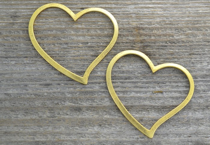 21224 Element ozdobny łącznik serduszko w kolorze złota