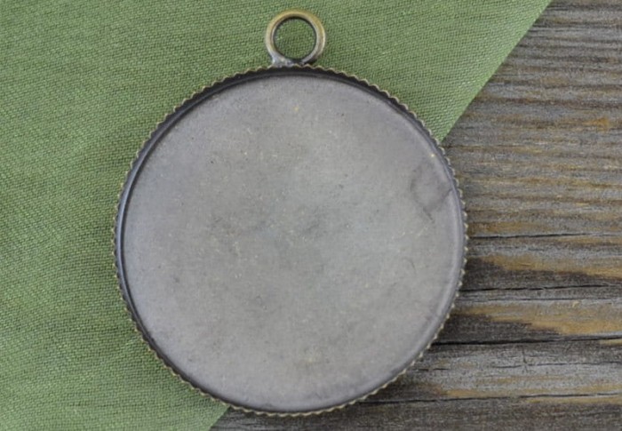 101116 Klasyczna baza medalionu w kolorze brązu na kaboszon 30mm