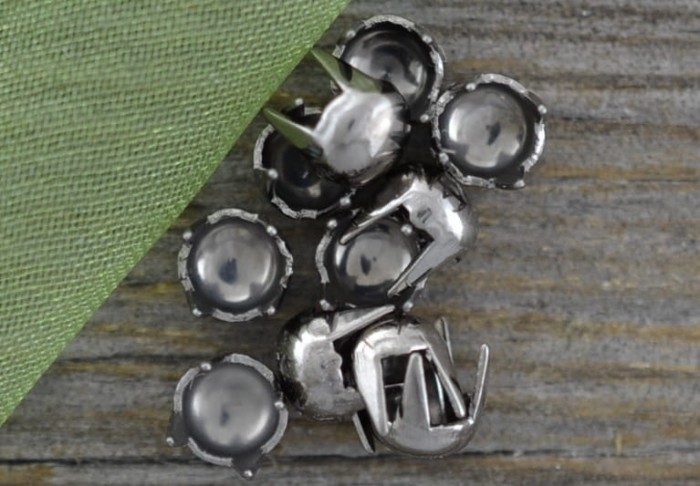 550132 Ćwieki okrągłe małe 4mm w kolorze czarnym 30szt 