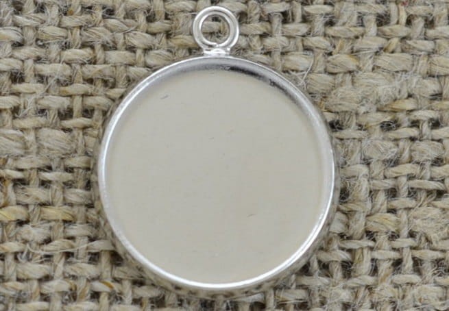 30175 Klasyczna baza medalionu w kolorze srebra na kaboszon 14mm
