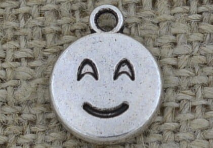 Zawieszka mała twarz kolor srebrny 2szt