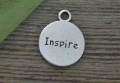 307209 Zawieszka mała dwustronna moneta z napisem Inspire Believe w kolorze srebrnym