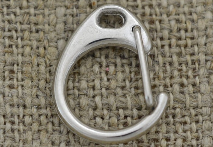 31542 Duży karabińczyk do breloka w kolorze srebrnym