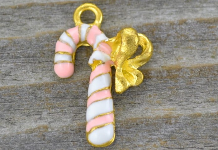 ś07129 Zawieszka emaliowana laska świąteczna w białe i pudroworóżowe paski