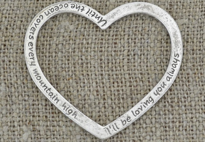 312158 Element ozdobny serduszko z napisami w kolorze srebrnym