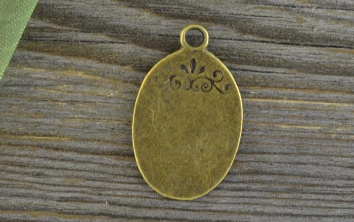 10776 Zawieszka mała owalna 24*15mm w kolorze brązu