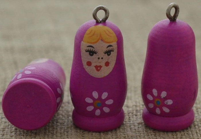 Zawieszka drewniana matrioszka w kolorze fuksji