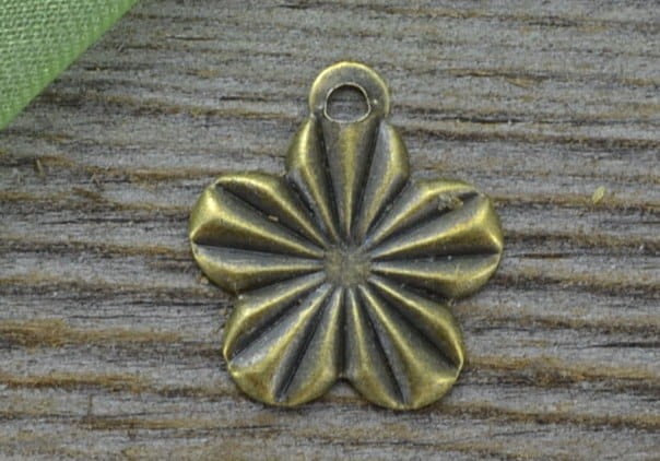 107242 Zawieszka mała w kształcie kwiatuszka w kolorze brązu