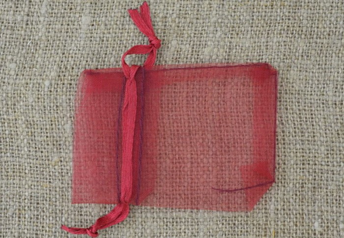 1060239 Woreczek z organzy 7*5cm bordowy