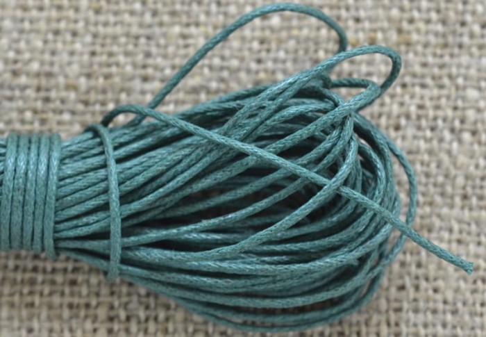 71759 Sznurek woskowany w kolorze zieleni butelkowej 1mm 7 metrów