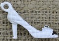 70738 Zawieszka emaliowana pantofelek w kolorze białym