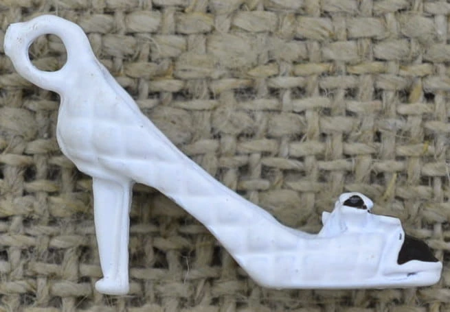  70738 Zawieszka emaliowana pantofelek w kolorze białym